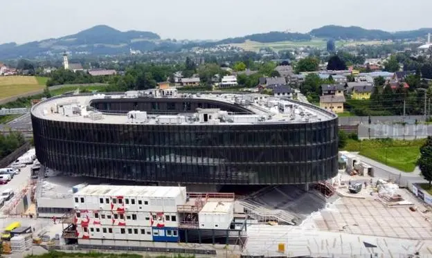 HELIX Hotel- und Geschäftsgebäude während der Bauphase in Salzburg