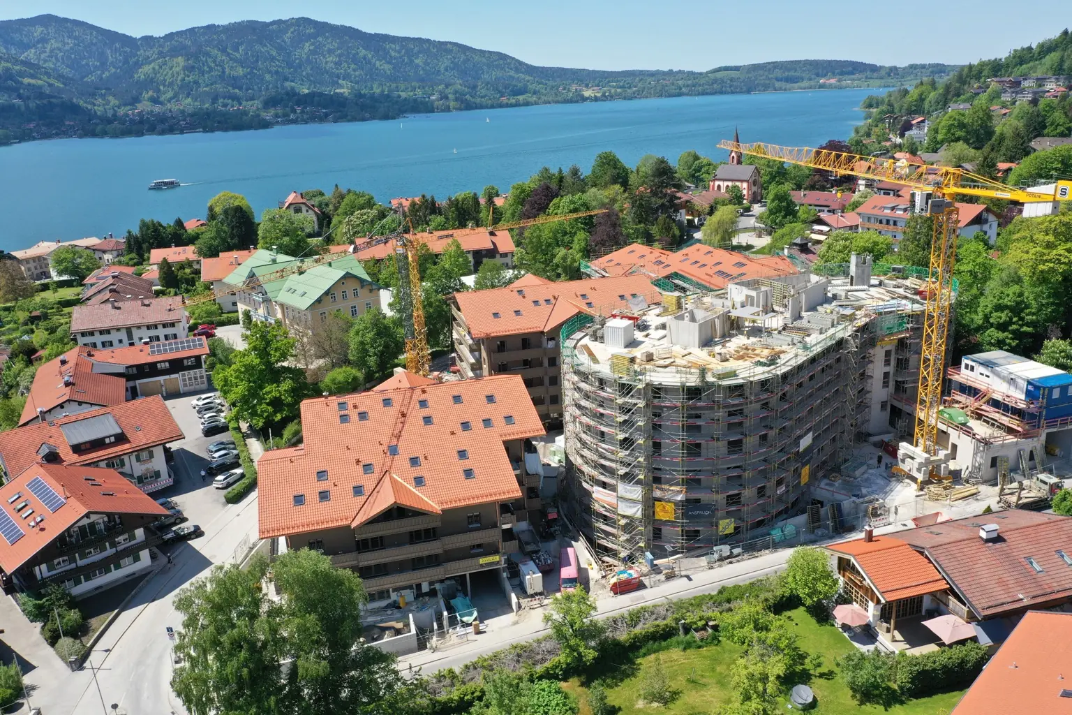 Baustelle des Quartier Tegernsee mit Blick über den Tegernsee